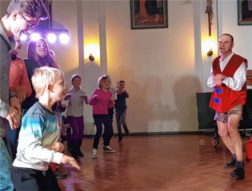 Mitmachen dürfen die kleinen Zuschauer beim Theater „Der Steinkobold und die verzauberte Lederhose“ mit Jörg Herwegh immer wieder. Foto  re