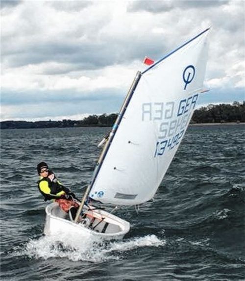 Moritz Hamm vom Chiemsee Yachtclub beim Training auf dem Chiemsee.