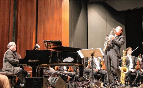 Mulo Francel am Saxofon (rechts) sorgte mit seinen Freunden und dem Münchner Rundfunkorchester für musikalischen Kaffeegenuss. Foto friedrich