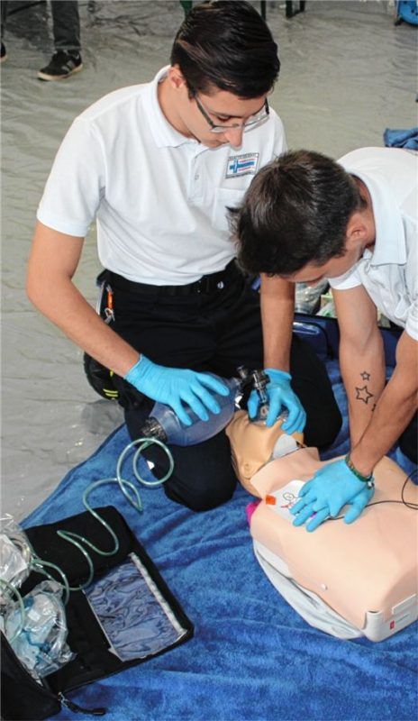 Nach einem Herzstillstand kann eine schnelle Erste Hilfe Leben retten. Helfer der Ambulanz Rosenheim demonstrieren den Einsatz eines Defibrillators.Foto steffenhagen