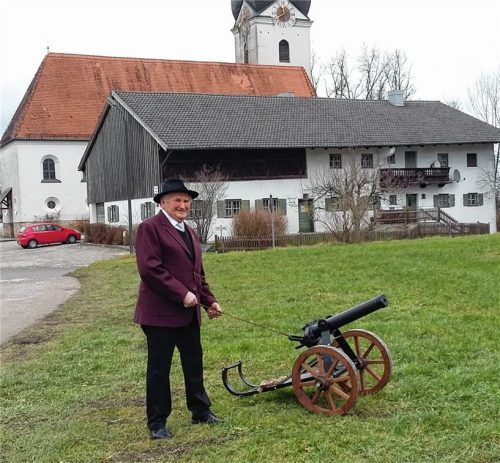 Nach einer erneuten Prüfung weiter als Kanonier zugelassen, setzt Rudi Riedl diese auf dem „Mesner Hof“ begründete Tradition nun weitere fünf Jahre fort. Foto  Penzkofer