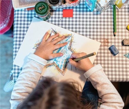 Nach Herzenslust malen und basteln können Mädchen und Buben in der „Priener Kinderoase“ auf dem Priener Christkindlmarkt. Foto Prien Marketing GmbH – Tanja Ghirardini