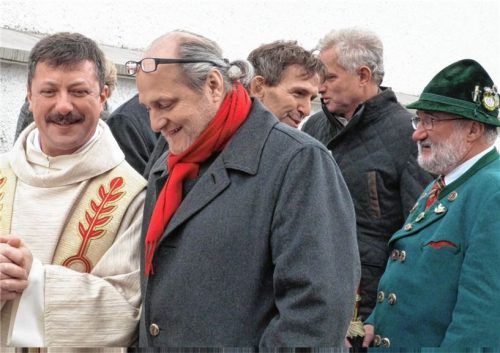Nach neun Jahren im Pfarrverband Heiliger Franz von Assisi wechselt Pater Augustin Butacu (links) zum 1. Dezember in die Pfarrverbände Bruckmühl und Heufeld-Weihenlinden. Mit im Bild Pfarrverbandsratsvorsitzender Rudolf Obermaier (Mitte) und Grabenstätts Bürgermeister Georg Schützinger (rechts).Foto mmü
