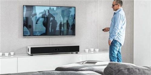 Neben TV-Geräten lassen sich auch Smartphones oder Tablets mittels geeigneter Adapter mit der Soundbar verbinden. Foto  epr/Nubert electronic GmbH)