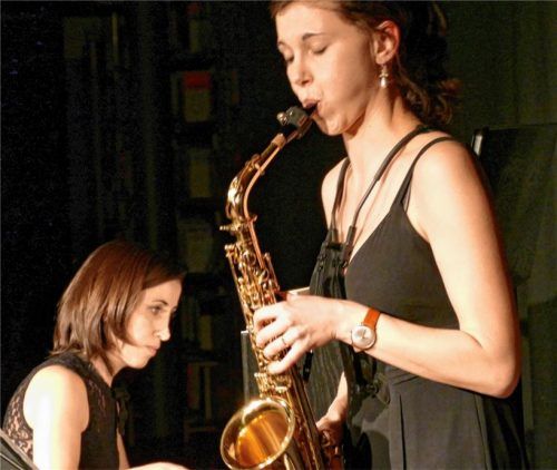 Nestan Heberger am Klavier und Sarah Kober am Saxofon bilden das Duo Millefleurs. Foto janka