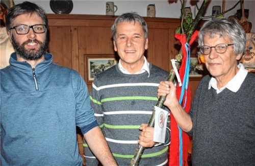 Neuer Stellvertreter Tim Rebhan, neuer Ortsgruppen-Vorsitzender Max Finster mit Vorgänger Gert Graedler (von links). Foto  Reinthaler