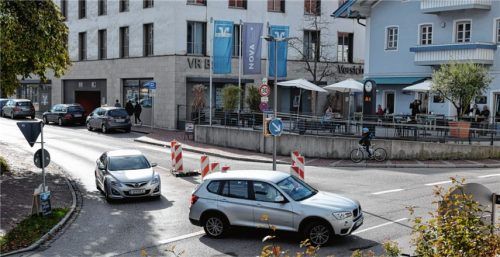 Nicht alle Autofahrer halten sich an die Beschilderung, die aus der Hochriesstraße nur das Rechtsabbiegen in die Seestraße erlaubt, wie dieses Foto eines Autos mit Münchener Kennzeichen von gestern Mittag beweist. Foto Breitfuß