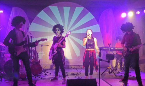 Nicht nur „Club 13“ bot im Konzert herrliche Showeinlagen.Foto nz