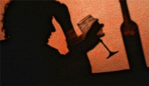 Nicht nur der Süchtige ist krank, auch sein familiäres Umfeld leidet. Diese Problematik thematisiert die Al-AnonGruppe Rosenheim.