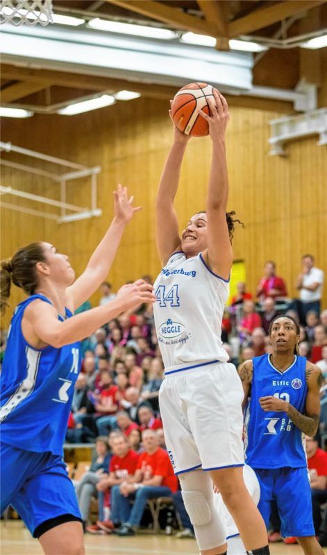 Nicht zu stoppen von Fribourg: Margaux Galliou-Loko (Bildmitte, Nummer 44) überzeugte gestern Abend mit 17 Punkten und acht Rebounds. Foto  Brei