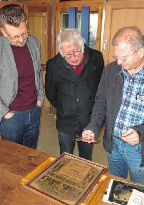 Noch werden mit (von links) Gewerbeverbandsvorsitzendem Werner Witte, Kulturreferent Heinz Rudolf Huber und Hans-Peter Kohlschmid die Exponate ausgesucht und vorbereitet. Foto  stn