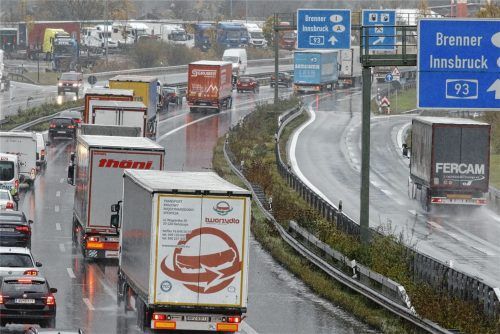 Nur ein Vorgeschmack? Erhebliche Verkehrsbehinderungen gab es auf der deutschen Seite der Inntalautobahn während der Tiroler Lkw-Blockabfertigung. Foto dpa