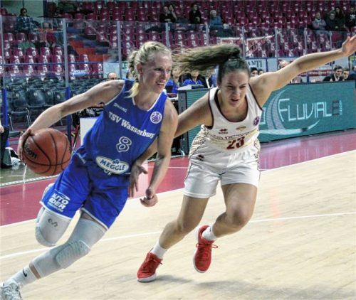 Nur selten konnten sich Petra Zaplatova (links) und ihre Wasserburger Mitspielerinnen beim Gastspiel in Venedig durchsetzen. Foto  Goike