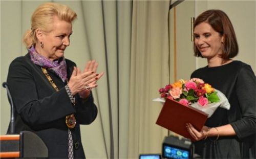 Oberbürgermeisterin Gabriele Bauer (links) überreicht Isabel Leicht den Förderpreis 2017. Foto Heise