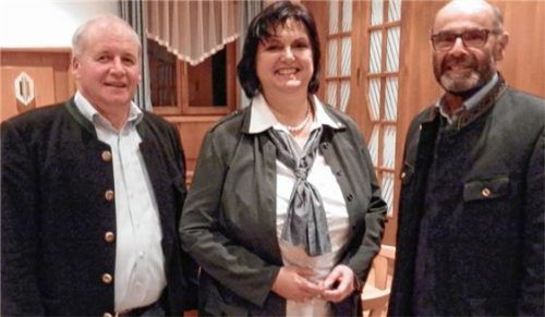 Obermeister Sepp Berghammer (links) und sein Stellvertreter Franz Niedermaier bedankten sich bei Sabine Höchtl-Scheel für die ausführlichen Informationen. Foto  re