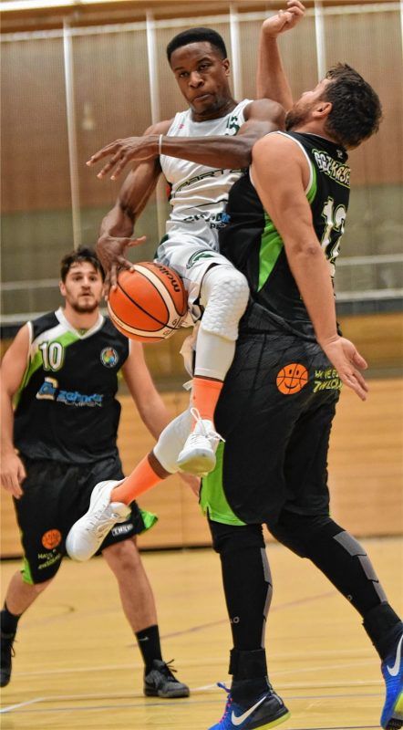 Oft nur durch Fouls von den Zwickauern zu stoppen: der überragende Kapitän Jguwon Hogges. Foto  Ziegler