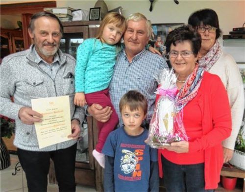 Ohne Enkel geht es nicht. Das Jubelpaar mit den Bürgermeistern Winkler (links) und Schaber (rechts).Foto nz