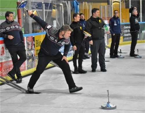 Ordentlich Schwung holen und doch mit Gefühl schießen: Beim Kreispokal gab es spannende Auseinandersetzungen. Foto  Niessen