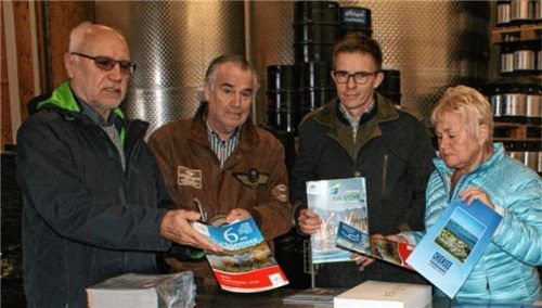 Packen für den Weihnachtsmarkt in Dortmund: Vorsitzender Peter Stöger (von links), Beirat Artur Schultz, Zweiter Vorsitzender Marco Ehrenleitner, Beirätin Waltraud Gries und Schriftführer Georg Schobersteiner. Foto  vom dorp