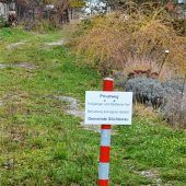 Querweg mit Pfosten abgesperrt