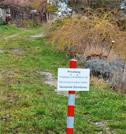 Parkende Autos machten hier ein Durchkommen für Radler und Fußgänger unmöglich. Die Gemeinde hat gehandelt und einen Sperrpfosten angebracht.Foto niessen