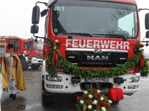 Pfarrer Martin Ringhof segnete das neue Fahrzeug.Foto six