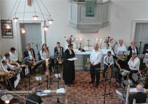 Pfarrer Richard Graupner gratulierte Hans-Joachim Sieck zum Jubiläum.Foto Greiner