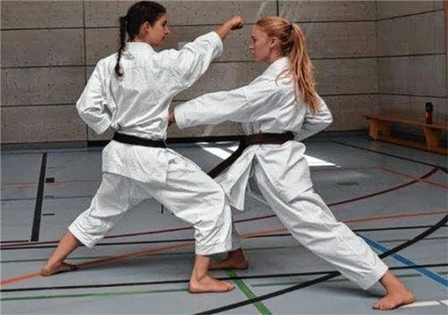 Pia Decking (rechts) bei der Prüfung.