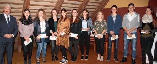 Präsente für die Besten: Bürgermeister Erwin Baumgartner (links) mit den geehrten Schülern.Foto je