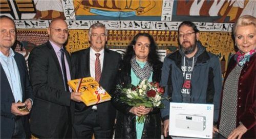Präsentübergabe: Doreen und Michael Hammer (Dritte und Vierter von links) gratulierten der Leiter des Ausstellungszentrums, Dr. Peter Miesbeck, Geschäftsführer Peter Lutz von der Veranstaltungs- ud Kongress GmbH Rosenheim, Vorstandsvorsitzender Alfons Maierthaler von der Sparkasse Rosenheim-Bad Aibling und Rosenheims Oberbürgermeisterin Gabriele Bauer (von links).Foto Raab