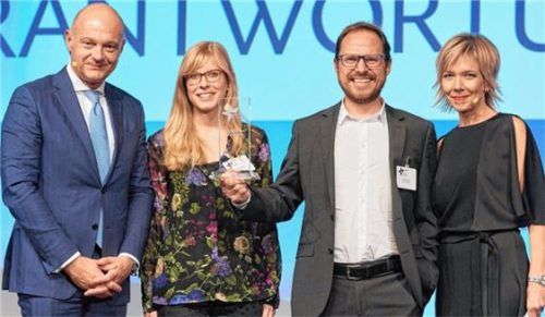 Preisverleihung: Ulrich Reitz, Leiter der n-tv Wirtschaftsredaktion, Lucia Neudecker, Marketingleiterin Byodo, Josef Stellner, Byodo-Geschäftsführer, und n-tv-Moderatorin Corinna Wohlfeil. Foto re