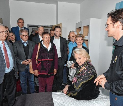 Probesitzen auf der Bettmatratze: Oberbürgermeisterin Gabriele Bauer und Vertreter von Stadtrat sowie Verwaltung beim Besuch im B&B-Hotel, das Manager Stefan Jenner (rechts) vorstellte. Fotos Schlecker