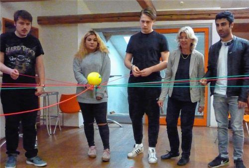 Projektleiterin Gabriele Leihkamm (Zweite von rechts) in einem Rollenspiel mit Schülern der Klasse 10.Foto Füchtner