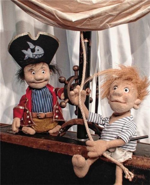 Puppentheater für Kinder und Erwachsene ist bei den Waldkraiburger Figurentheatertagen vom 4. bis 7. Januar zu sehen, zum Beispiel „Käpt‘n Sharky“ (Foto), das das Theater Con Cuore auf die Bühne bringt, und Ensemble-Mitglieder des berühmten Prager Marionettentheaters „Spejbl und Hurvinek“, die bei der „Europäischen Marionettengala“ mitwirken. Fotos  Theater Con Cuore/Prager Marionettentheater