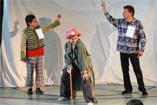 Rat von Tante Alice: Eine Szene aus dem Theaterstück, das das Theater „Die Trampelmuse“ derzeit an Schulen im Landkreis aufführt.
