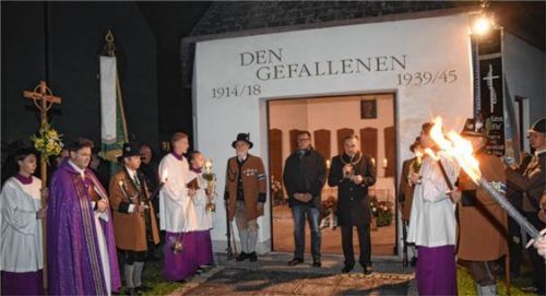 Raublings Bürgermeister Olaf Kalsperger (Mitte) erinnerte unter anderem an das Leid der Flüchtlinge. Foto ru