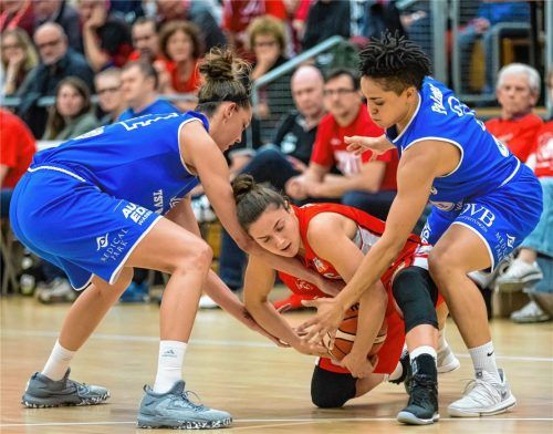 Rebecca Tobin (links) und Haiden Palmer kämpfen mit einer Chemnitzer Spielerin um den Ball.Fotos Brei