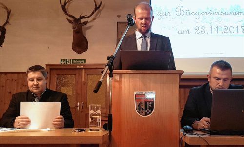Rechenschaftsbericht: Kämmerer Andreas Haimerl, Zweiter Bürgermeister Alois Altermann und Verwaltungsleiter Thomas Mader (von links) bei der Bürgerversammlung.Foto  Rieger