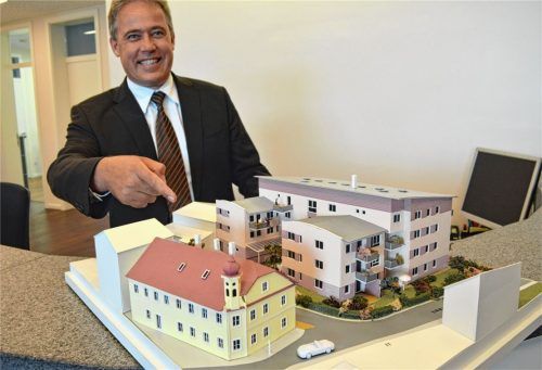 Richard Balk mit dem Modell des Wohnzentrums für Senioren, das in zweiter Reihe, hinter dem Schmiedwirt (gelbes Haus) entstehen soll. Zwischen den beiden Gebäuden verläuft die Zufahrt zur Tiefgarage.Foto je