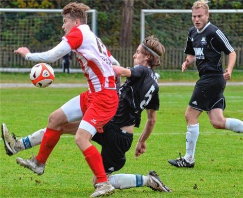 Riederings Michael Harter klärt in dieser Szene erfolgreich gegen Bruckmühls Patrick Kunze.Foto Hofmann
