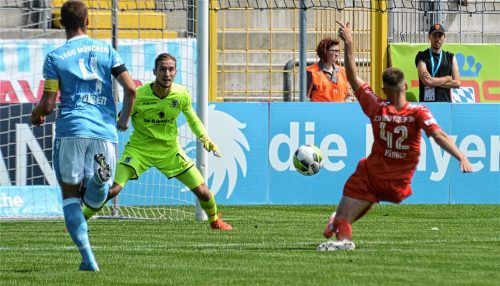 Riesenchance für 1860 Rosenheim im Hinspiel: Ludwig Räuber scheiterte freistehend vor Löwen-Keeper Marco Hiller.  Foto  Ruprecht
