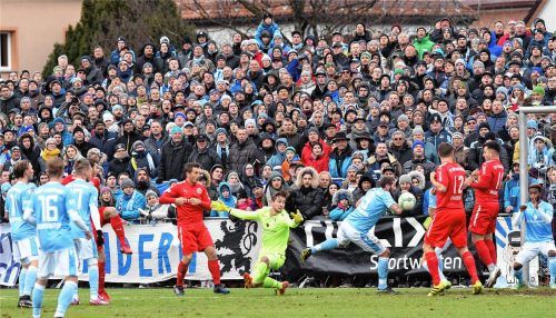 Zuschauermagnet 1860 München: Beim Gastspiel in Rosenheim (Endstand 1:1) war auch die OVB-Tribüne hinter dem Tor voll besetzt. Foto  Ziegler
