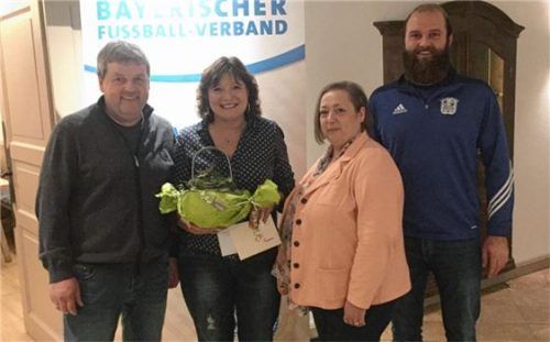 Robert Pichler, Barbara Okunzuwa (von rechts) und Thomas Donhauser (links) übergaben an die scheidende Kreisehrenamtsbeauftragte Carmen Jutta Gardill ein kleines Abschiedgeschenk. Foto  bfv