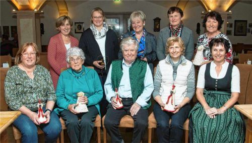 Rosemarie Widmann (vorne, ganz rechts) ehrte die Preisträger des Blumenschmuckwettbewerbs: Ursula Freimoser, Auguste Lackerschmid, Sepp Wörndl, Erika Moosmüller (sitzend von links) und Theresa Pfaffinger, Monika Deingruber, Elfriede Härtl, Irmgard Scheck und Maria Hormann (stehend von links). Foto  Berger
