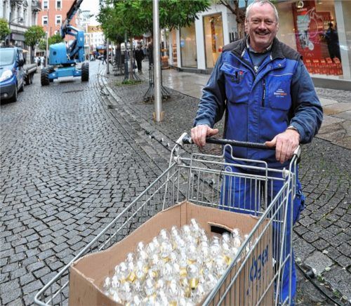 Rosenheimer Christkindlmarkt: 5000 Glühbirnen werden installiert – die Bühne steht bereits
