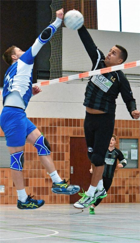 Rosenheims Abdilaziz Lamharraf (rechts) bei einer umkämpften Blocksituation im Spiel gegen den TSV Unterpfaffenhofen.Foto Weiß