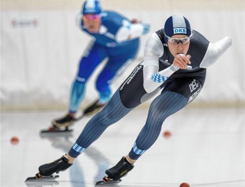 Roxanne Dufter, hier vor Claudia Pechstein, wurde über 3000 Meter Zweite und über 1500 Meter deutsche Meisterin.Foto Wukits
