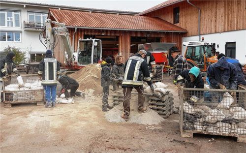 Rund 2000 Sandsäcke haben Helfer in Marquartsein für den Einsatz vorbereitet. Foto  Giesen