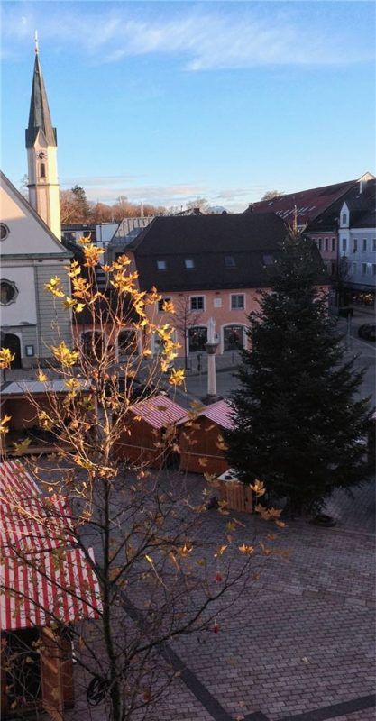 Rund um den großen Weihnachtsbaum am Marienplatz werden die Stände aufgebaut. Foto  Lagler