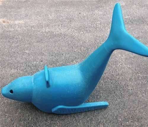 „Rutschhilfen“ wie diese blaue Robbe erleichtern es Kindern, das Eislaufen zu erlernen. Doch weil einige Jugendliche damit immer wieder Unfug getrieben hatten, stehen sie in Bad Aibling für den allgemeinen Eislauf derzeit nicht mehr zur Verfügung. Foto  Stadtwerke